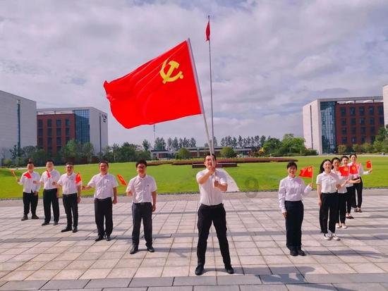 一机成团,核心小矮子再现铁华团光辉!