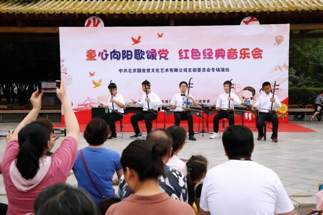 大老虎在水里泡澡，还抱住球防止自己沉下去